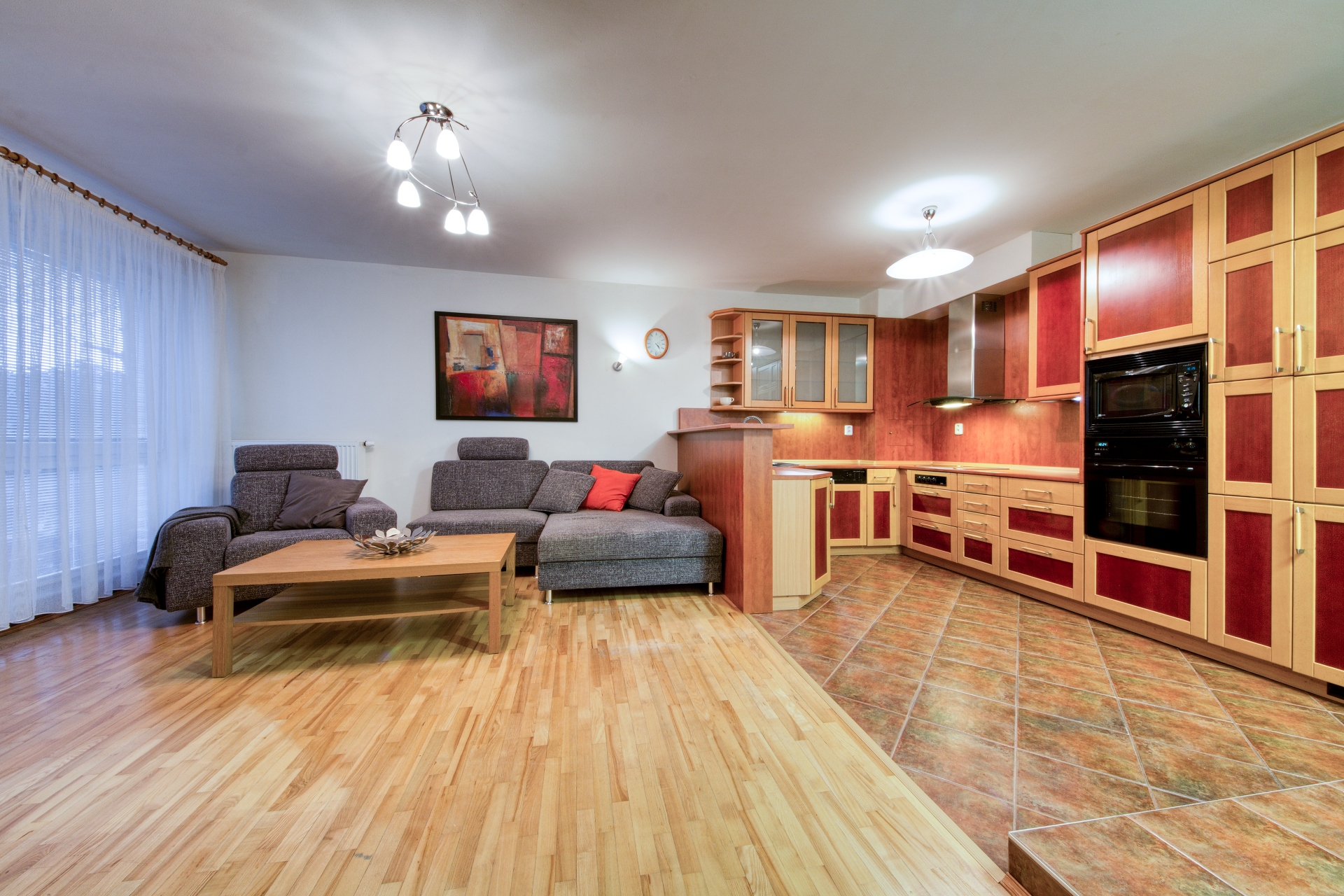 PRONÁJEM PROSTORNÉHO BYTU 2+KK S TERASOU A GARÁŽÍ – foto 5