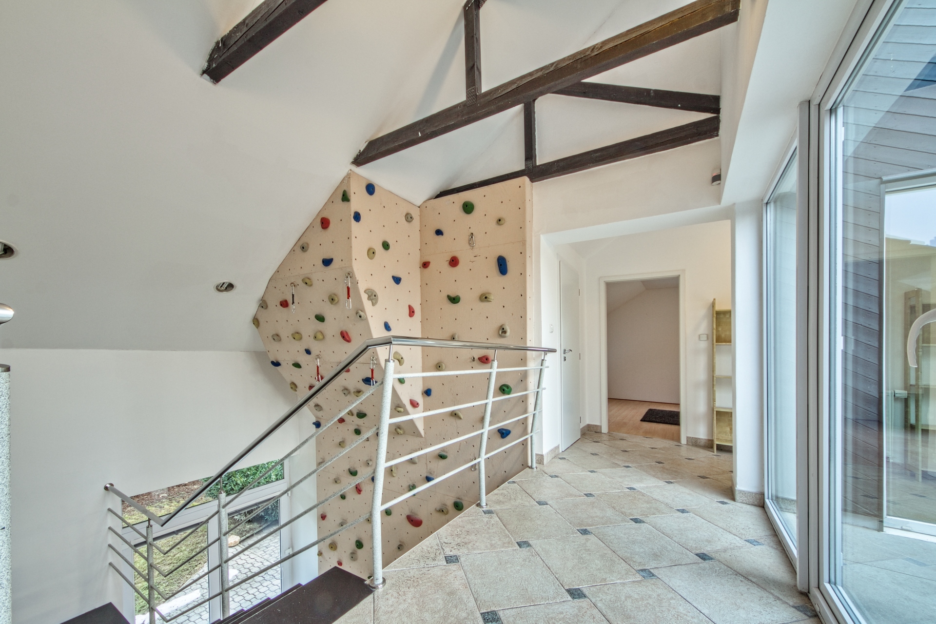 PRONÁJEM RODINNÉ REZIDENCE (380m²) SE VZROSTLOU ZAHRADOU – DOLNÍ BŘEŽANY – foto 24