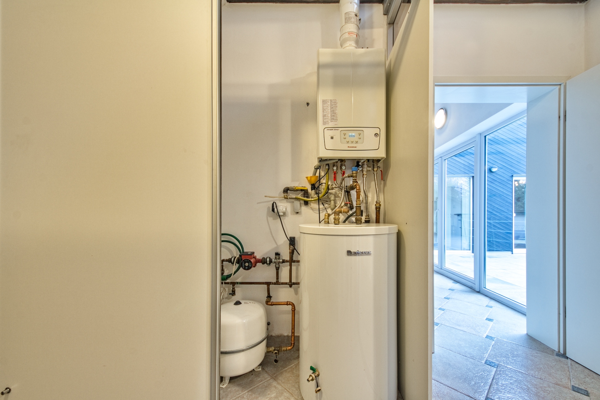 PRONÁJEM RODINNÉ REZIDENCE (380m²) SE VZROSTLOU ZAHRADOU – DOLNÍ BŘEŽANY – foto 27
