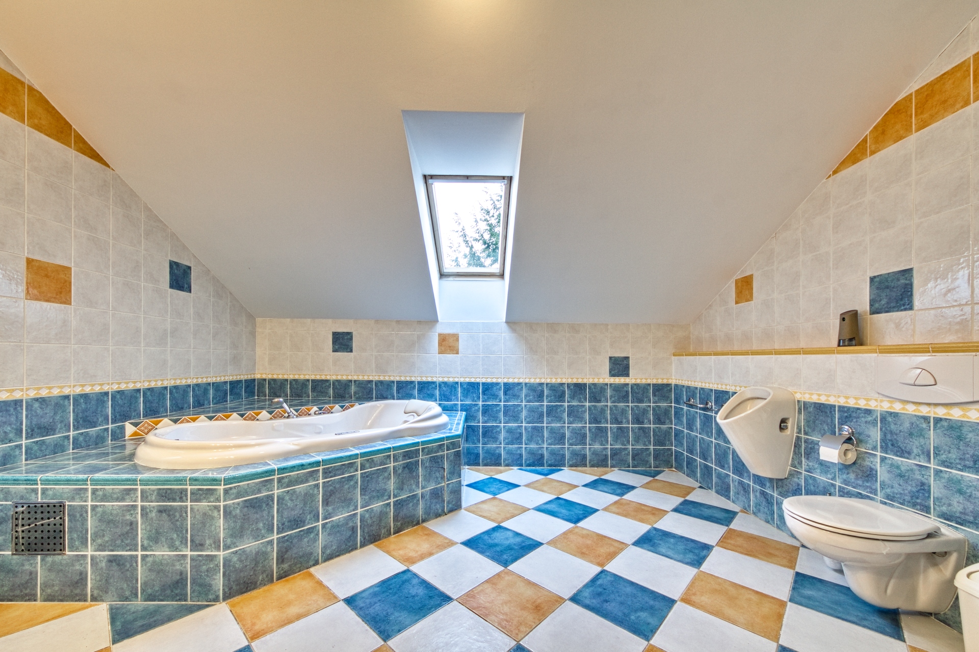 PRONÁJEM RODINNÉ REZIDENCE (380m²) SE VZROSTLOU ZAHRADOU – DOLNÍ BŘEŽANY – foto 28